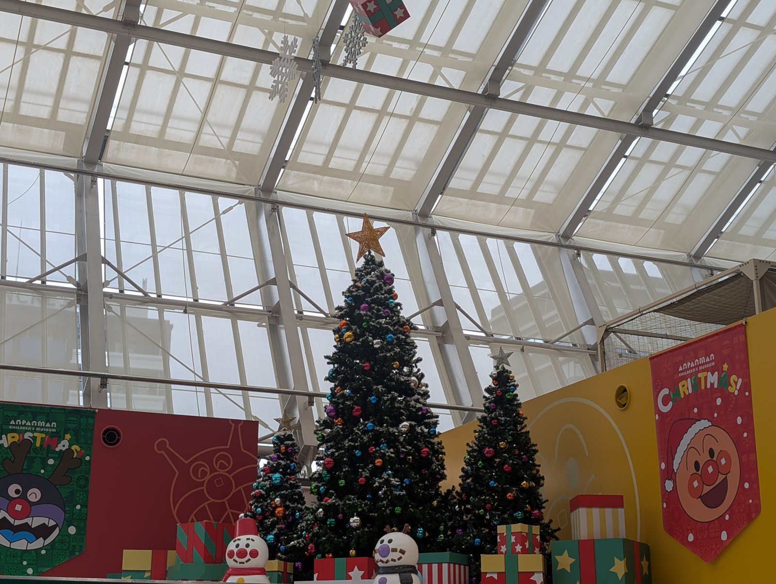 館内の大きなクリスマスツリー