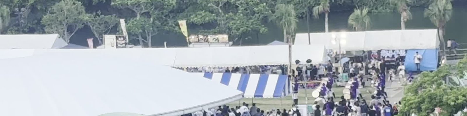 遠くから見たエイサーの演舞と観客