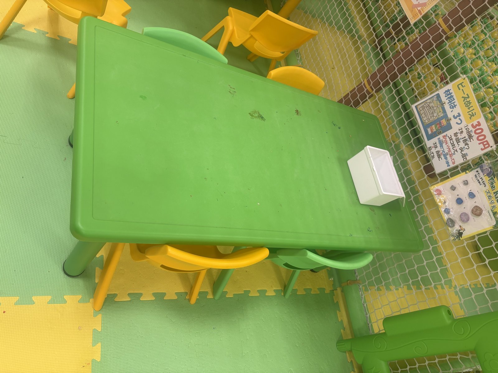 子ども用の小さいテーブルと椅子が並ぶスペース