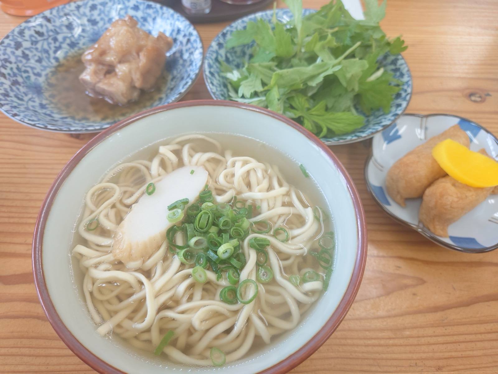 沖縄そば・フーチバー・いなりがそろったいつもの注文